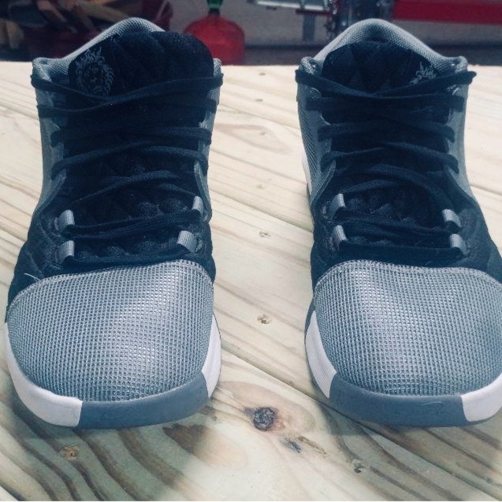 Nike Labron James Witness VIII black and grey sneakers mens size 13.